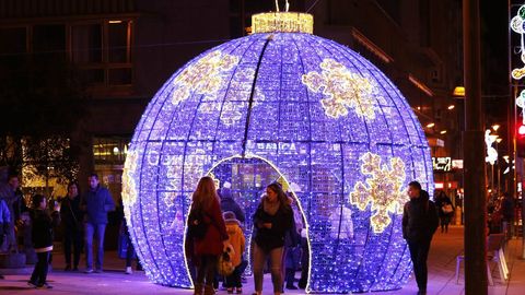 LUCES DE NAVIDAD EN OURENSE.En la ciudad, el alumbrado navideo se encendi en la vspera del puente de la Constitucin