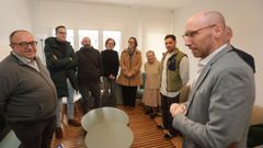 El director general de Familia, Jacobo Rey (a la derecha de la imagen), estuvo en su visita acompa�ado por responsables de la entidad social que gestionar� el centro y del Concello de Burela