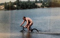 Atravesar desnudo un lago fue una de sus locuras. 