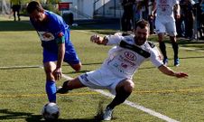 El capit�n azul�n Jorge defiende su �rea en Oleiros.