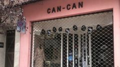 En el entrada de la tienda Can-Can cuelgan carteles en repulsa de la violencia de gnero