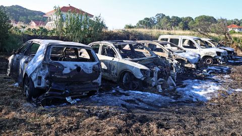 Cinco vehculos fueron pasto de las llamas en la madrugada del domingo en Queiruga.