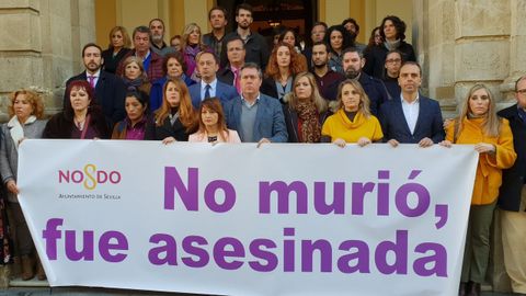 Minuto de silencio por Laura Luelmo a las puertas del Ayuntamiento de Sevilla