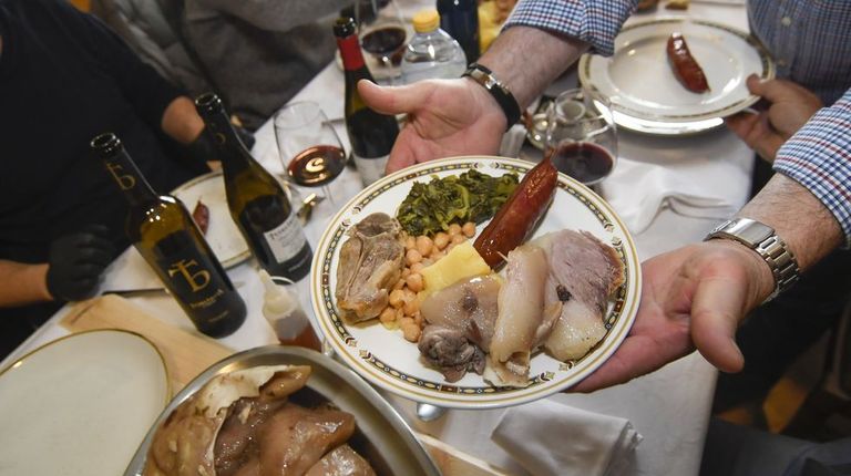 Una de las bandejas que se sirvieron el a�o pasado en el primer Cocido Gourmet Porco Celta do Incio