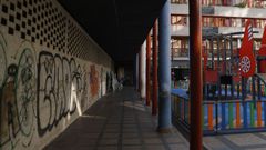 Locales tapiados al fondo de la plaza de San Antonio, junto al parque infantil
