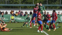 Javi Moreno busca un bal�n a�reo en los primeros compases del choque