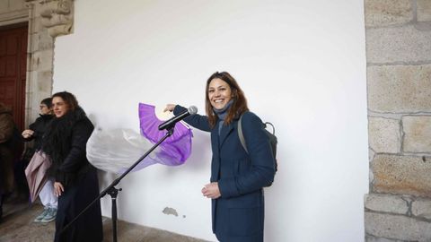 Las Mulleres Empresarias repartieron abanicos morados como s�mbolo de rechazo a la violencia