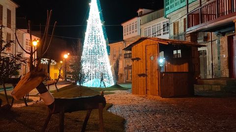 Beln de Chantada. Un ciervo junto al rbol de la Praza do Cantn