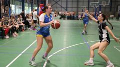 Acci�n dun dos partidos da Vilagarc�a B�sket Cup Helena Mari�o a semana pasada