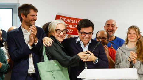 El diputado del grupo parlamentario Sumar, Gerardo Pisarello (d), acompa�ado por el ministro de Cultura, Ernest Urtasun (i) y la exalcaldesa de Barcelona, Ada Colau (c), durante el acto de presentaci�n de su candidatura a las primarias de BCom� para la alcald�a, en la biblioteca Gabriel Garc�a M�rquez, a 20 de diciembre de 2025, en Barcelona, Catalunya (Espa�a). Gerardo Pisarello fue primer teniente de alcald�a durante el primer mandato de Ada Colau (2015-2019).