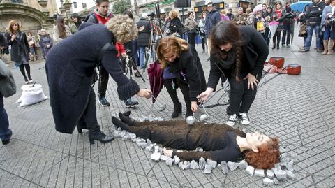 Nin unha mais. Performance de Ana Gesto en la Praza da Peregrina contra la violencia de g�nero