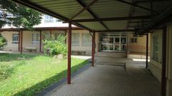 Exterior del instituto de ense�anza chantadino Val do Asma