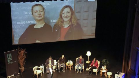 Durante todo el programa se proyectaron imgenes de los invitados que han pasado por los micrfonos de Radio Voz Ferrol a lo largo de su historia