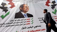 Un ciudadano pasa por uno de los mltiples crteles de apoyo a Al Sisi desplegados en El Cairo