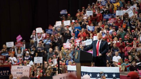 Trump participí anoche en los cierres de la campaña a las legislativas en Cleaveland, Ohio, Indiana y Misuri
