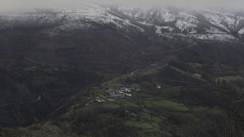 Como se ve en esta foto de la aldea de Vilamor (Folgoso do Courel) hecha a las cuatro de la tarde, en la primera mitad del da la cota de nieve en la Serra do Courel se mantuvo por encima de los 700-800 metros