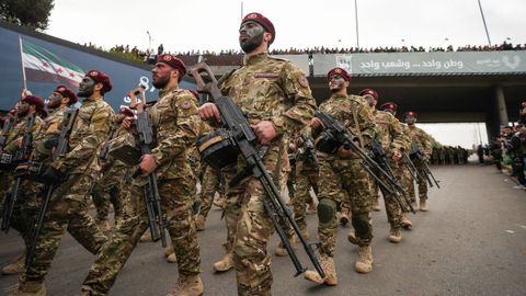 Desfile militar en Damasco, durante las celebraciones por el primer aniversario de la ca�da de Al Asad. 