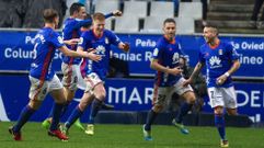 El delantero del Oviedo, Mossa (3i) celebra el primer gol de su equipo ante el Sporting durante el partido correspondiente a la vigesimoquinta jornada de LaLiga 1/2/3 de f�tbol disputado en el estadio del Carlos Tartiere de Oviedo.