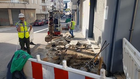 Obras de reforma de aceras en las calles Areal y Bahamonde, en A Valenz, Barbads