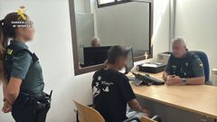 El joven detenido durante su declaracin ante la polica.