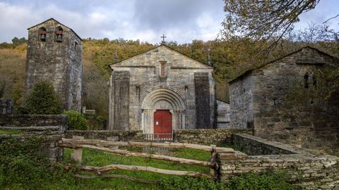 Iglesia románica de mármol de San Pedro Fiz de Hospital, en el municipio de O Incio