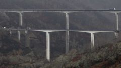 En primer trmino, uno de los viaductos de la A-6 que est siendo reparado