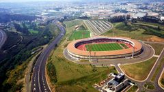 Vista a�rea de Santiago, co estadio de San L�zaro no primeiro plano e, ao fondo, o multiusos do Sar. 