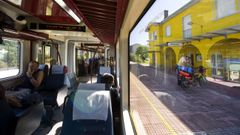 El ferrocarril de ancho m�trico, en la estaci�n de Ortigueira, en una fotograf�a de archivo