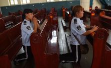 Dos integrantes de un coro rezan en su parroquia de Anyang. 