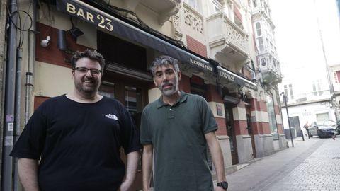 El cocinero lvaro Victoriano y su socio, Rubn Garca, delante de su nuevo negocio, el 23, en la calle de la Barrera de A Corua
