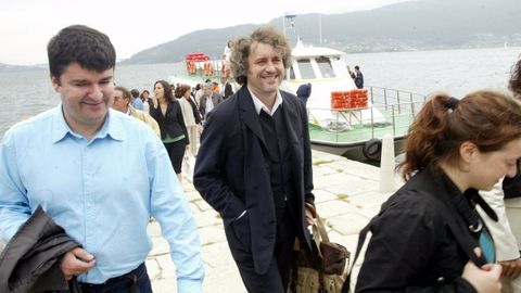 Xurxo Souto y Manuel Rivas desembarcando en San Simn para la entrega de los Premios Xerais 2006