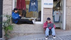 Nico Lpez y Toms Omil, fundadores de Rakayo, en la puerta de su tienda de Portonovo