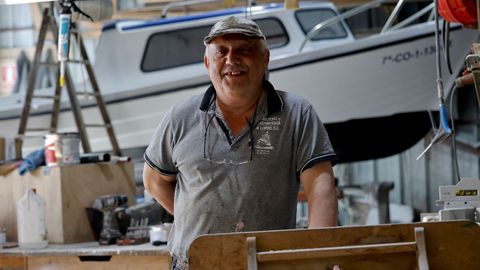 Pepe Gmez, en su carpintera de ribeira en Lorb, en el municipio corus de Oleiros