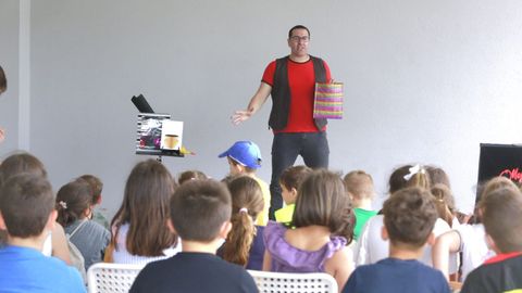 Mago Paco dirige el espect�culo de magia para toda la familia