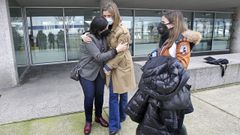 Familiares de tripulantes del Villa de Pitanxo, este jueves, en la Autoridad Portuaria de Mar�n 