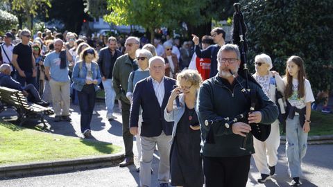 El gaiteiro y profesor de la UDC Xos� Manuel S�nchez Rei abri� el recorrido, que empez� en la estatua de Castelao de los jardines de M�ndez N��ez