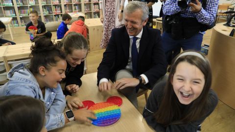 El presidente de la Xunta, Alfonso Rueda, esta semana en su visita a un colegio en Santiago.