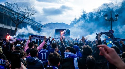 Aficin del Real Oviedo despidiendo a su equipo antes del derbi asturiano