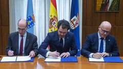 El conselleiro de Sanidade, Jes�s V�zquez Almu��a; el alcalde de A Rua, �lvaro Fern�ndez; y el presidente de la Diputaci�n, Jose Manuel Baltar