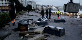 Los bancos de la coraza fueron arrastrados y destrozados por la fuerza de las olas.