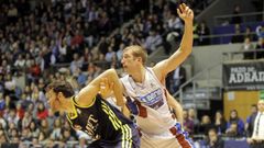 Rudy Fern�ndez y Robbie Hummel en una de las visitas del Real Madrid a Sar