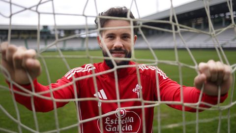 Miquel Parera detrs de la red de la portera que custodia en A Malata.