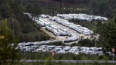 Cientos de coches estacionados en la Plisan a la espera de ser enviados por tierra o por mar