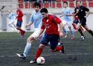 No� conduce el bal�n en un partido de la SD Chantada en el campo de O Sango�edo. 