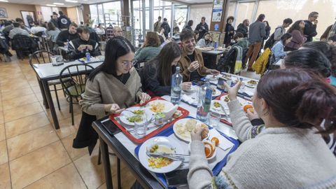 Centenares de personas comen a diario en la cafetería de la facultad de Matemáticas