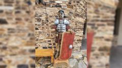 La escultura en madera fue tallada con motosierra por el escultor Eugenio Linares, vecino del municipio de Pantn