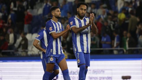 Zakaria y Aubameyang aplauden a la afici�n del Deportivo tras la derrota del equipo ante el Sevilla.