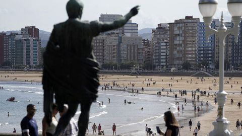 Una mezcla de ba�istas, paseantes ,surfistas y due�os con sus perros en la playa de San Lorenzo.