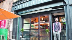 Sergio Fari�a, en la puerta del local de Borough Market en el que trabaja