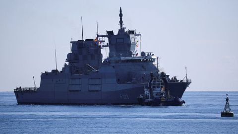 La fragata alemana FGS Nordrhein-Westfalen en el puerto chipriota de Limassol